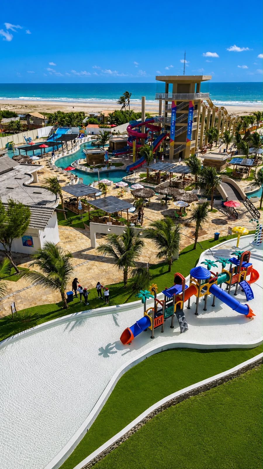 Vista aérea do Yah Acqua Park com o mar ao fundo