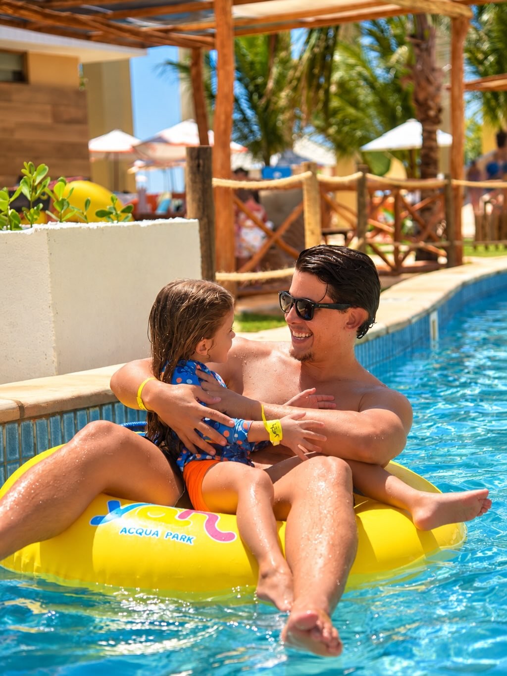 Pai e filha se divertindo na boia amarela do Yah Acqua Park
