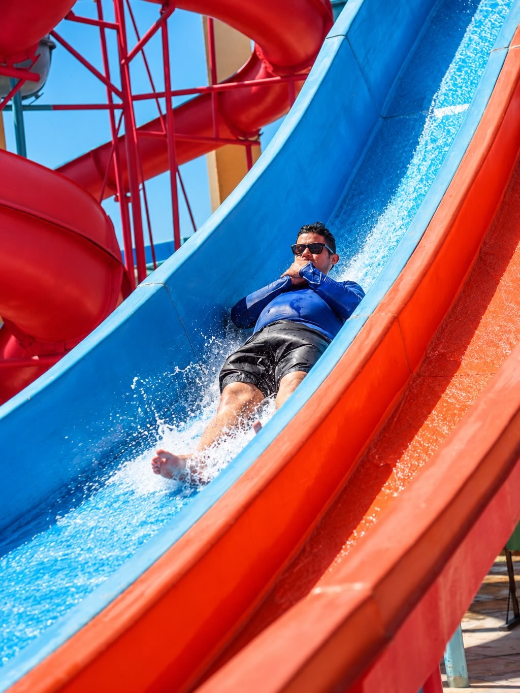 Menino descendo toboágua na boia amarela do Yah Acqua Park