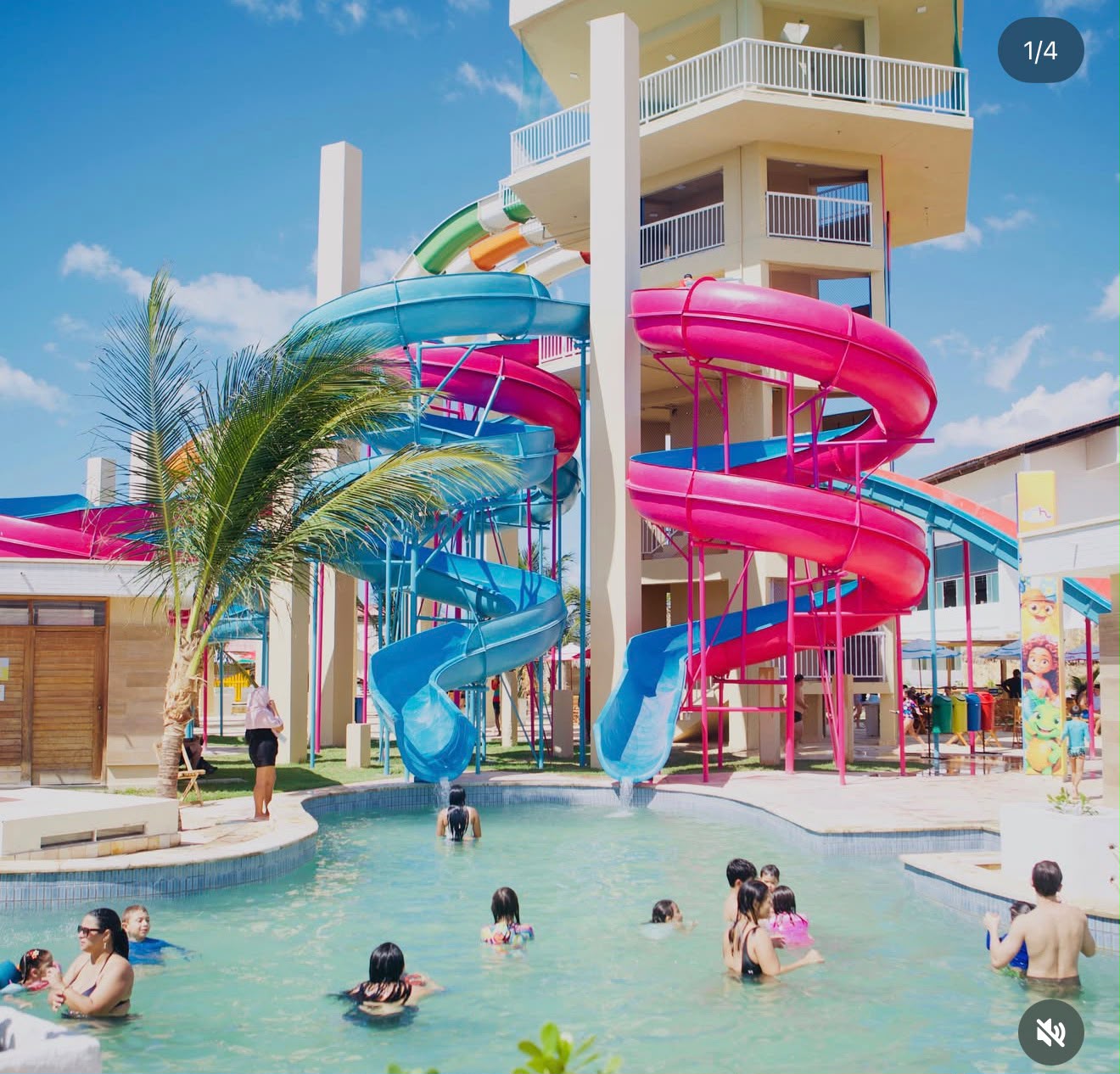 Toboáguas coloridos do Yah Acqua Park